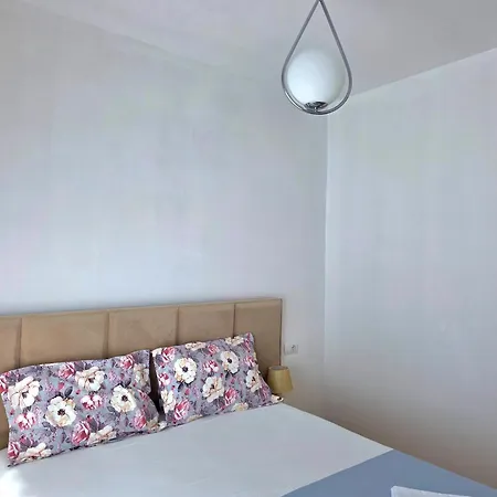 One Bedroom In Golem 077